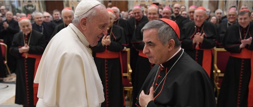 Papst Franziskus mit Kardinal Angelo Becciu. Der ehemalige Substitut des vatikanischen Staatssekretariats steht im Mittelpunkt von zwei Prozessen vor der vatikanischen Gerichtsbarkeit. Einer davon beginnt morgen.