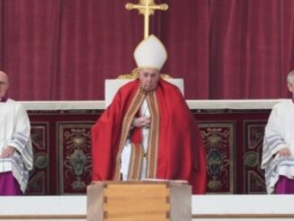 Die Predigt, die Papst Franziskus in der Totenmesse für seinen Vorgänger als Nachruf auf Benedikt XVI. hielt, verdient eine kritische Betrachtung.