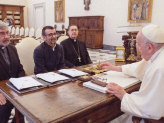 Papst Franziskus gewährte der Zeitschrift Mundo Negro der Comboni-Missionare ein Interview. Anwesend war auch der Comboni-Kardinal Miguel Ángel Ayuso (rechts).