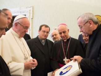 Papst Franziskus läßt sich 2015 von Pater Marko Ivan Rupnik das Logo für das Jahr der Barmherzigkeit zeigen.