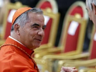 Kardinal Angelo Becciu wurde nach mehr als zwei Jahren, mitten im Korruptionsprozeß gegen ihn, von Papst Franziskus empfangen.