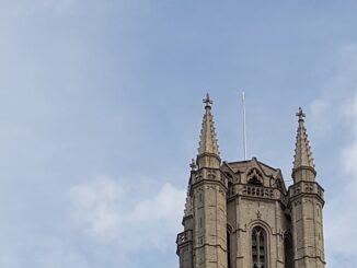 Turm der Bischofskirche der Diözese Gent in Ostflandern.