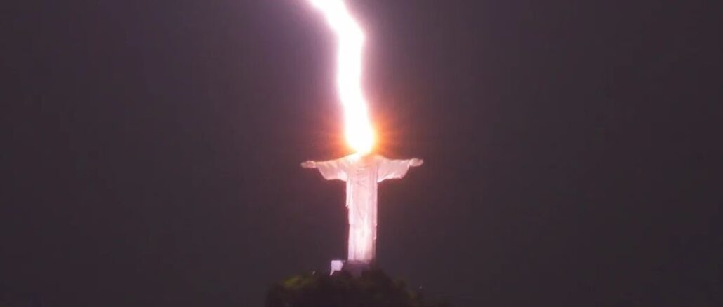 Am Freitag, dem 10. Februar, schlug am Abend ein Blitz in die Christus-Erlöser-Statue in Rio de Janeiro ein (Foto: Fernando Braga)