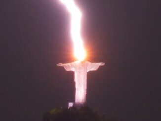 Am Freitag, dem 10. Februar, schlug am Abend ein Blitz in die Christus-Erlöser-Statue in Rio de Janeiro ein (Foto: Fernando Braga)