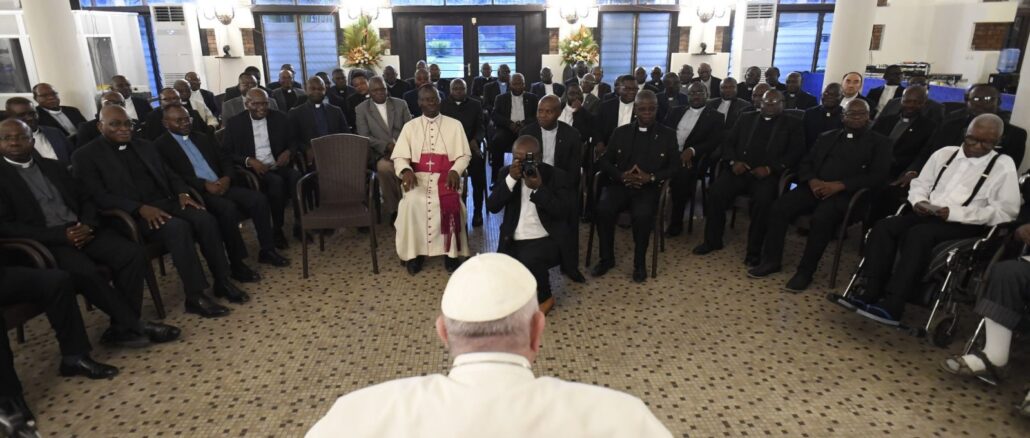 Papst Franziskus stellte sich am 2. Februar im Kongo den Fragen seiner Mitbrüder im Jesuitenorden.