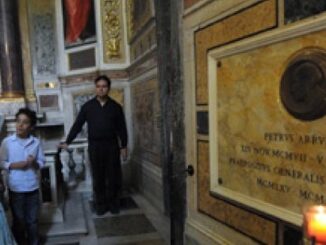 Papst Franziskus, als er am Grab Ordensgeneral Pedro Arrupe betete.