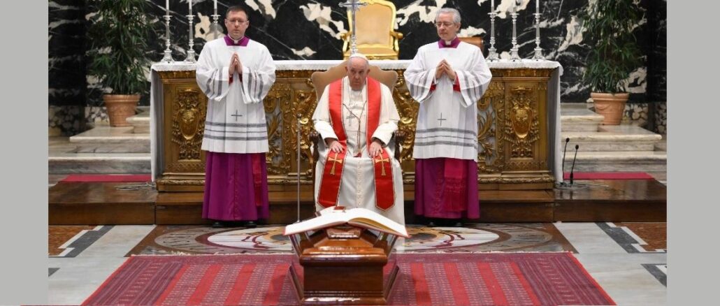 Papst Franziskus bei der Verabschiedung des Sarges mit dem Leichnam von Kardinal George Pell, bevor dieser nach Australien übergeführt wurde.