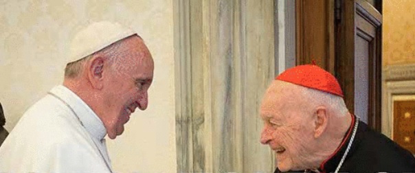 Papst Franziskus mit Kardinal Theodore McCarrick, dessen Anwälte verhindern wollen, daß er in Massachusetts vor Gericht gestellt wird.