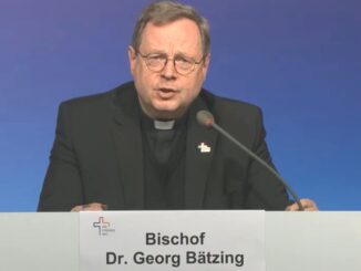 Abschlußpressekonferenz zur fünften Synodalversammlung: Der Präsident des Synodalen Weges in Siegerpose