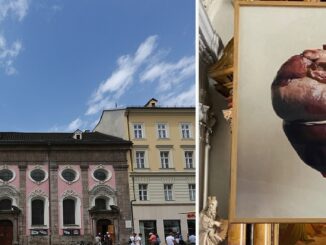 In der Innsbrucker Spitalskirche wird als "Fastentuch" ein Schweineherz gezeigt zur geleugneten, aber offenkundigen Verhöhnung des Herzens Jesu.