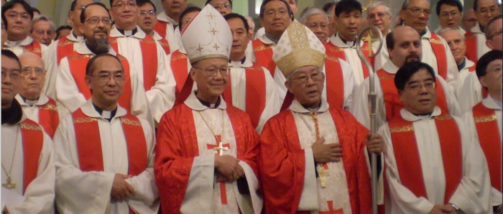 Msgr. Stephen Chow Sau-yan SJ, seit Dezember 2021 Bischof von Hongkong (rechts neben ihm Kardinal Joseph Zen), wird nach Ostern Peking besuchen.