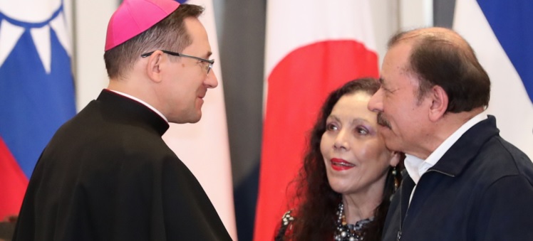 Als der Schein noch gewahrt wurde: Der Apostolische Nuntius Waldemar Sommertag mit Nicaraguas Diktator Daniel Ortega und dessen Frau, die auch Vizepräsidentin des Landes ist.