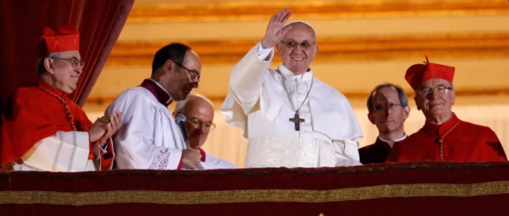 Am 13. März 2013 trat der neugewählte Papst Franziskus an die Öffentlichkeit.