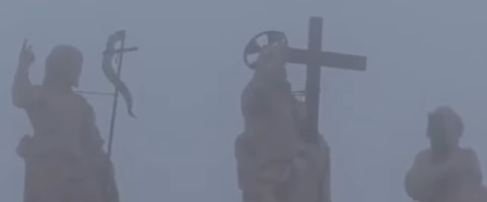 Am Morgen der Beisetzung von Benedikt XVI., am 5. Januar, war der Petersdom von Nebel umhüllt: ein Bild für die Endphase des Pontifikats von Franziskus?