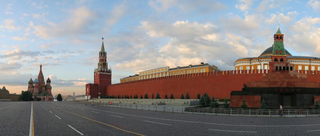 Viele Länder haben Widersprüchlichkeiten. Auch jene Rußlands sind nicht zu verschweigen: Im Bild der Rote Platz mit Kirche, Wiederentdeckung von Geschichte, Tradition und Religion, aber auch Roter Stern auf dem Kreml und Lenin-Mausoleum.