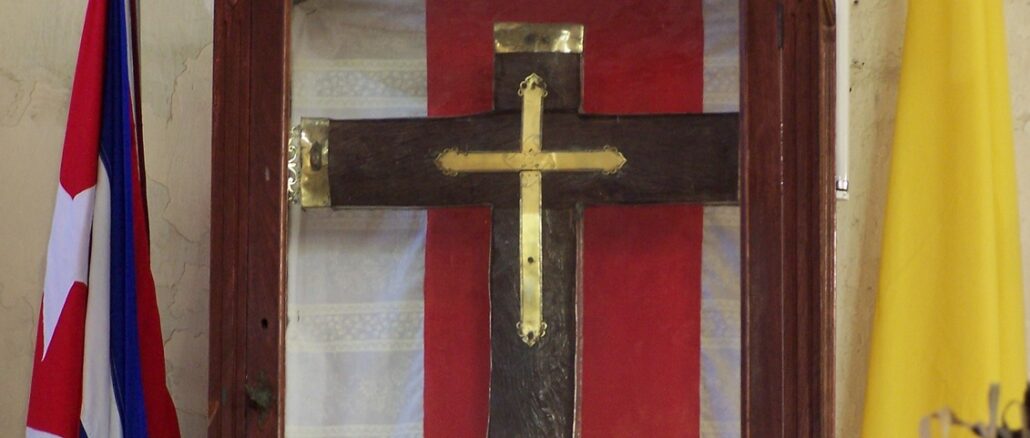 "Cruz de la Parra", das Kreuz, das Christoph Kolumbus bei seiner ersten Entdeckungsreise am 1. Dezember 1492 in der Nähe der heutigen Stadt Baracoa auf Kuba aufstellen hat lassen. Es wird in der dortigen Konkathedrale des Bistums Guantánamo-Baracoa aufbewahrt.
