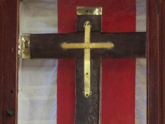 "Cruz de la Parra", das Kreuz, das Christoph Kolumbus bei seiner ersten Entdeckungsreise am 1. Dezember 1492 in der Nähe der heutigen Stadt Baracoa auf Kuba aufstellen hat lassen. Es wird in der dortigen Konkathedrale des Bistums Guantánamo-Baracoa aufbewahrt.