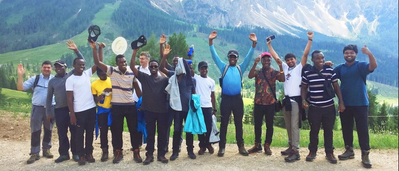 Das Priesterseminar der Diözese Bozen-Brixen (Südtirol). 15 Seminaristen (12 aus Schwarzafrika, 2 aus Indien, 1 Südtiroler).