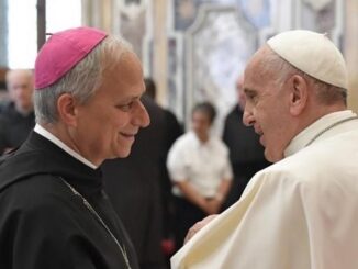 Erzbischof Robert Francis Prevost OSA, der neue Präfekt der Bischofskongregation, mit Papst Franziskus.