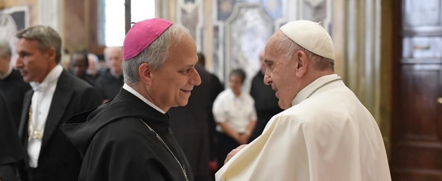 Erzbischof Robert Francis Prevost OSA, der neue Präfekt der Bischofskongregation, mit Papst Franziskus.