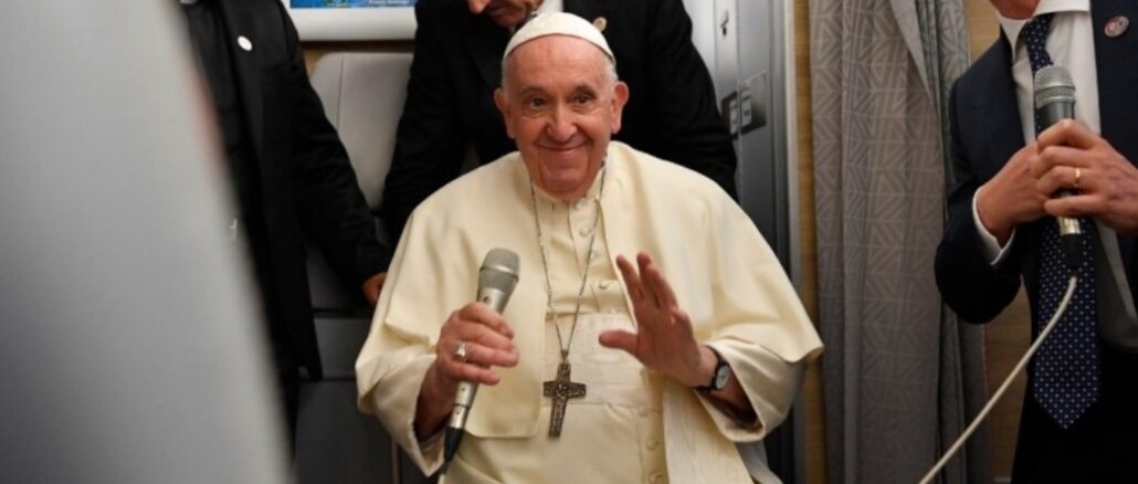 Papst Franziskus betreibt eine ganz eigene Pressearbeit, an allen vatikanischen Institutionen vorbei, auch jenen, die von ihm selbst errichtet wurden.