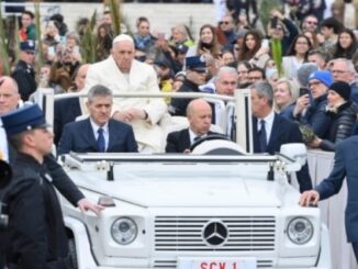 Papst Franziskus kehrte am Samstag aus der Gemelli-Klinik zurück und nahm an der Palmsonntagsliturgie teil, um Spekulationen zu zerstreuen. Diese halten sich jedoch hartnäckig.