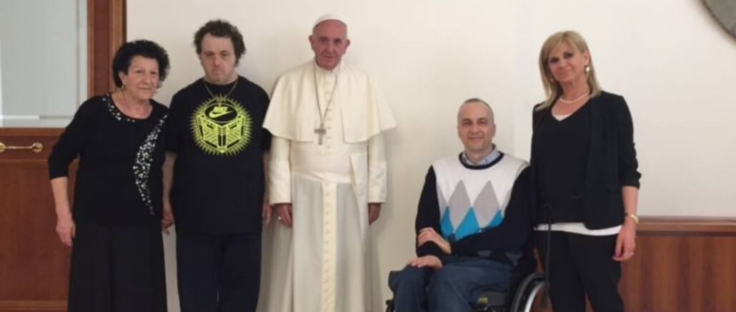 Papst Franziskus mit der Familie Ferri, als er sie seinerzeit in Privataudienz empfing. Michele Ferri im Rollstuhl.