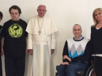 Papst Franziskus mit der Familie Ferri, als er sie seinerzeit in Privataudienz empfing. Michele Ferri im Rollstuhl.