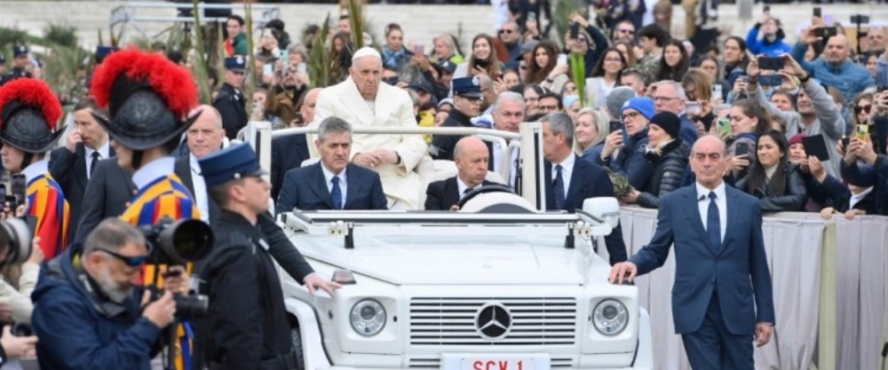 Papst Franziskus kehrte am Samstag aus der Gemelli-Klinik zurück und nahm an der Palmsonntagsliturgie teil, um Spekulationen zu zerstreuen. Diese halten sich jedoch hartnäckig.