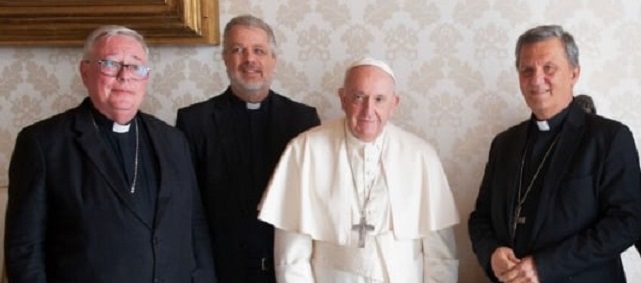 Gestern wurde die Spitze der Synodalitätssynode von Papst Franziskus empfangen: (v. l.) Kardinal Hollerich, P. Costa, Kardinal Grech.