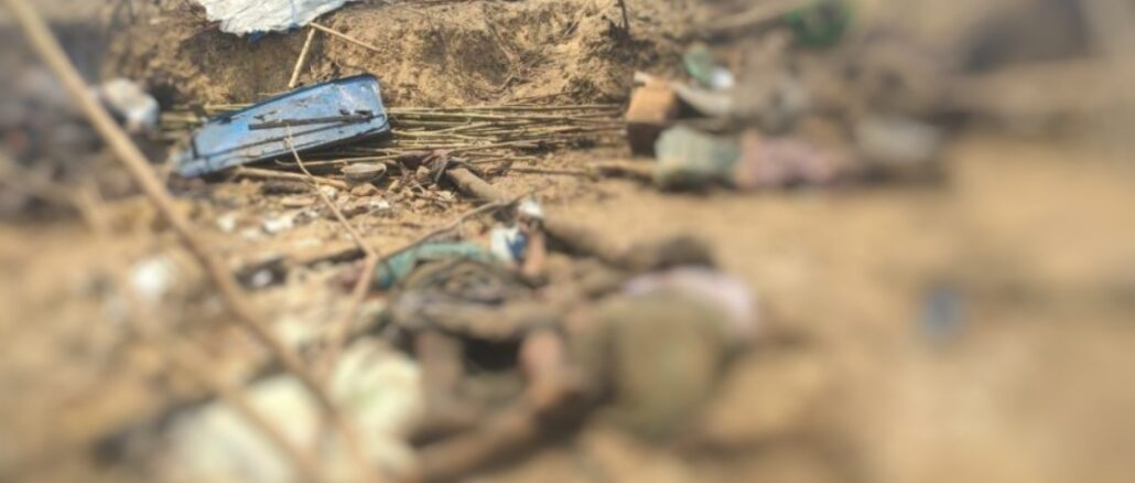 Das Bild wurde absichtlich unscharf gemacht. Es zeigt mindestens sieben getötete Menschen, die Opfer des Luftangriffs der Putschregierung wurden.
