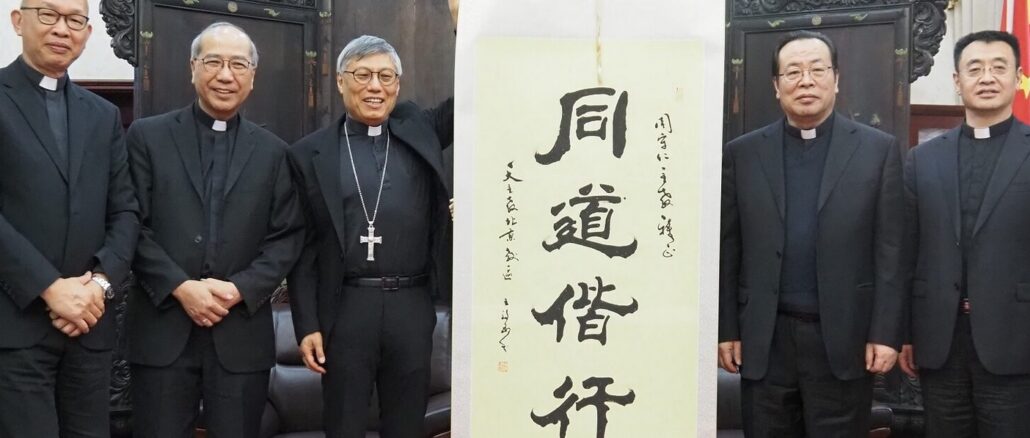 Bischof Stephen Chow SJ (Bischof von Hongkong, mit Brustkreuz) mit Erzbischof Li Shan (Peking) im April 2023 in Peking. Erzbischof Li Shan (2. v. r.) trägt kein Brustkreuz, weil es das Regime nicht wünscht.