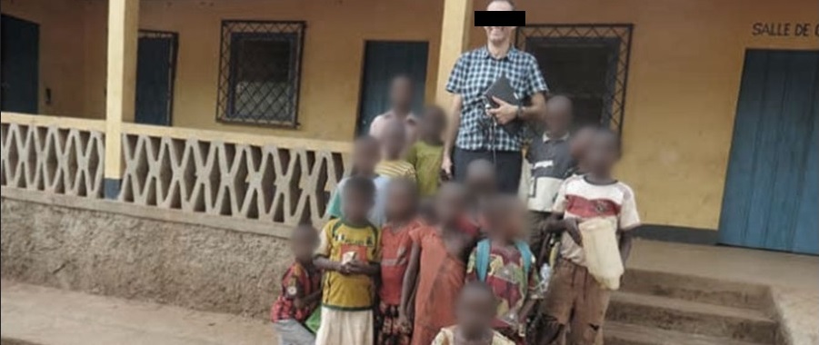 P. Luk Delft in der Zentralafrikanischen Republik, wo er sich trotz Kontaktverbots bevorzugt mit Kindern umgab.