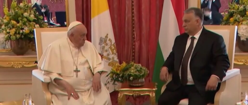 Papst Franziskus bei seiner Begegnung mit Ungarns Ministerpräsident Viktor Orbán Ende April in Budapest.
