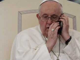 Ein erstes Mal: Papst Franziskus telefonierte am Mittwoch während der Generalaudienz. Wer hat ihn angerufen?