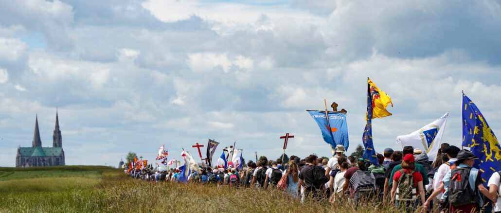 Über 15.000 junge Menschen pilgern seit gestern hundert Kilometer von Paris nach Chartres, wo morgen der Abschluß der Pfingstwallfahrt der Tradition stattfinden wird.