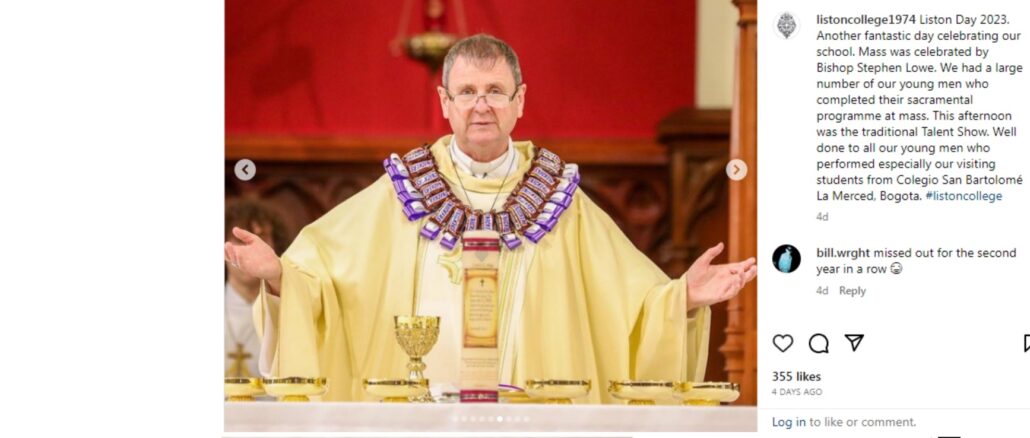 Snickers-Bischof von Auckland zelebriert die Messe in seiner Kathedrale. Auch seine Konzelebranten sind mit Schokoriegeln dekoriert.