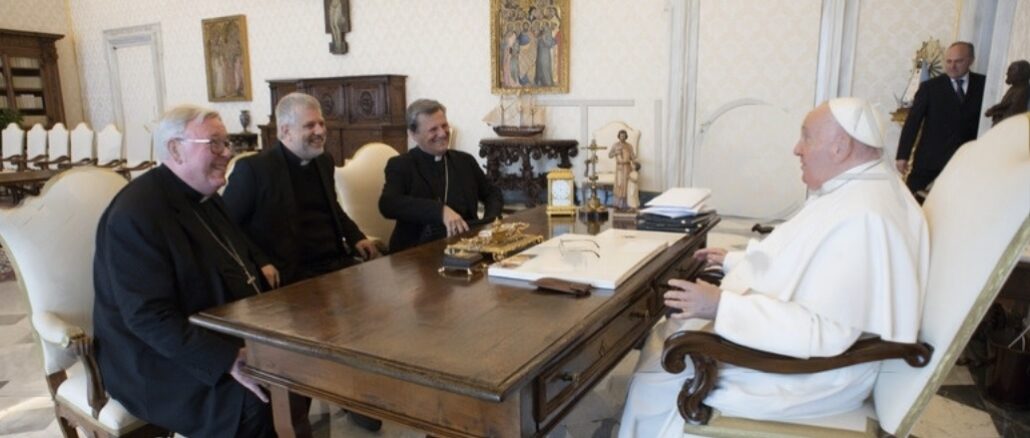 Am 22. Mai saßen (v. l .) Kardinal Hollerich SJ, Pater Costa SJ und Kardinal Grech Papst Franziskus gegenüber, um Details der Synodalitätssynode zu besprechen.