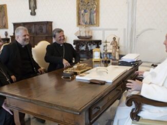 Am 22. Mai saßen (v. l .) Kardinal Hollerich SJ, Pater Costa SJ und Kardinal Grech Papst Franziskus gegenüber, um Details der Synodalitätssynode zu besprechen.