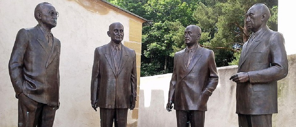 Im welschlothringischen Scy-Chazelle (dt. Sigach), dem Ort, an dem Robert Schuman begraben ist, wurde den "Gründervätern" der Europäischen Union ein Bronzedenkmal errichtet. Es zeigt von links nach rechts: Alcide De Gasperi, Jean Monnet, Robert Schuman und Konrad Adenauer.