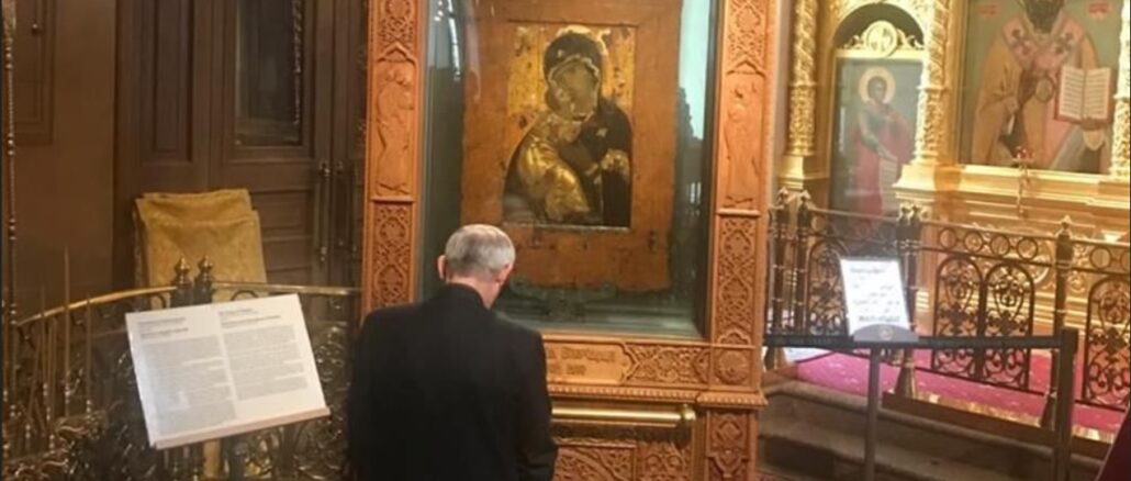 Kardinal Matteo Zuppi, der päpstliche Sondergesandte, betete vor Beginn seiner Gespräche vor der Wladimirskaja in Moskau.