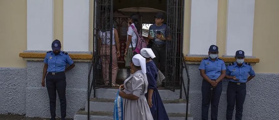Immer härter und niederträchtiger geht das sozialistische Regime von Daniel Ortega gegen die Kirche vor. Auf dem Bild belagern Polizisten im September 2022 die Kirche San Miguel in Masaya.