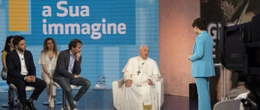 Papst Franziskus nahm gestern in der Sendung "A Sua immagine" zu Marienerscheinungen Stellung. Links neben ihm sein persönlicher Medienberater Don Marco Pozza.