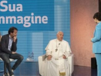 Papst Franziskus nahm gestern in der Sendung "A Sua immagine" zu Marienerscheinungen Stellung. Links neben ihm sein persönlicher Medienberater Don Marco Pozza.