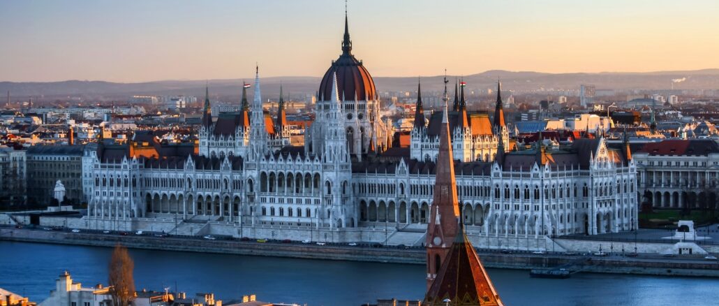 Budapest mit der Donau und dem Parlament. Ungarn kommt ganz ohne Homo-Monat und Homosexualisierung des öffentlichen Raums aus.
