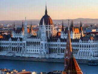 Budapest mit der Donau und dem Parlament. Ungarn kommt ganz ohne Homo-Monat und Homosexualisierung des öffentlichen Raums aus.