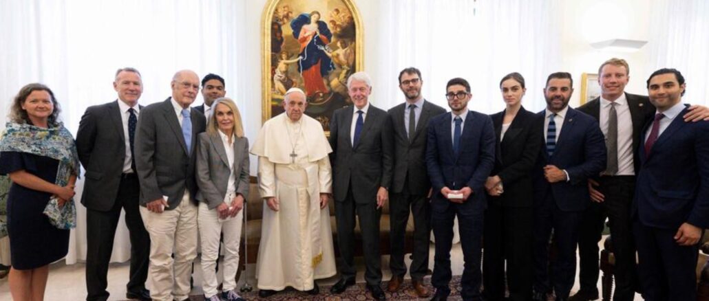 Papst Franziskus am Mittwoch mit Bill Blinton und Alexander Soros (5. v. r.).