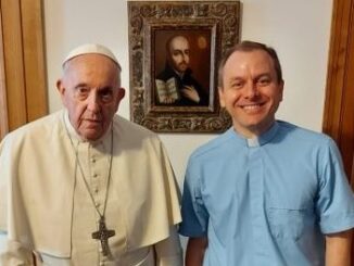 Papst Franziskus mit seinem neuen Sekretär Daniel Pellizzon aus Buenos Aires