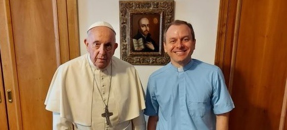 Papst Franziskus mit seinem neuen Sekretär Daniel Pellizzon aus Buenos Aires
