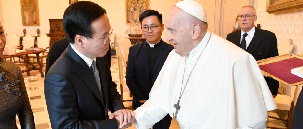 Vietnams kommunistischer Machthaber Vo Van Thuong mit Papst Franziskus: Nach 70 Jahren wurde vereinbart, daß ein diplomatischer Vertreter des Papstes ständig in Vietnam residieren darf.